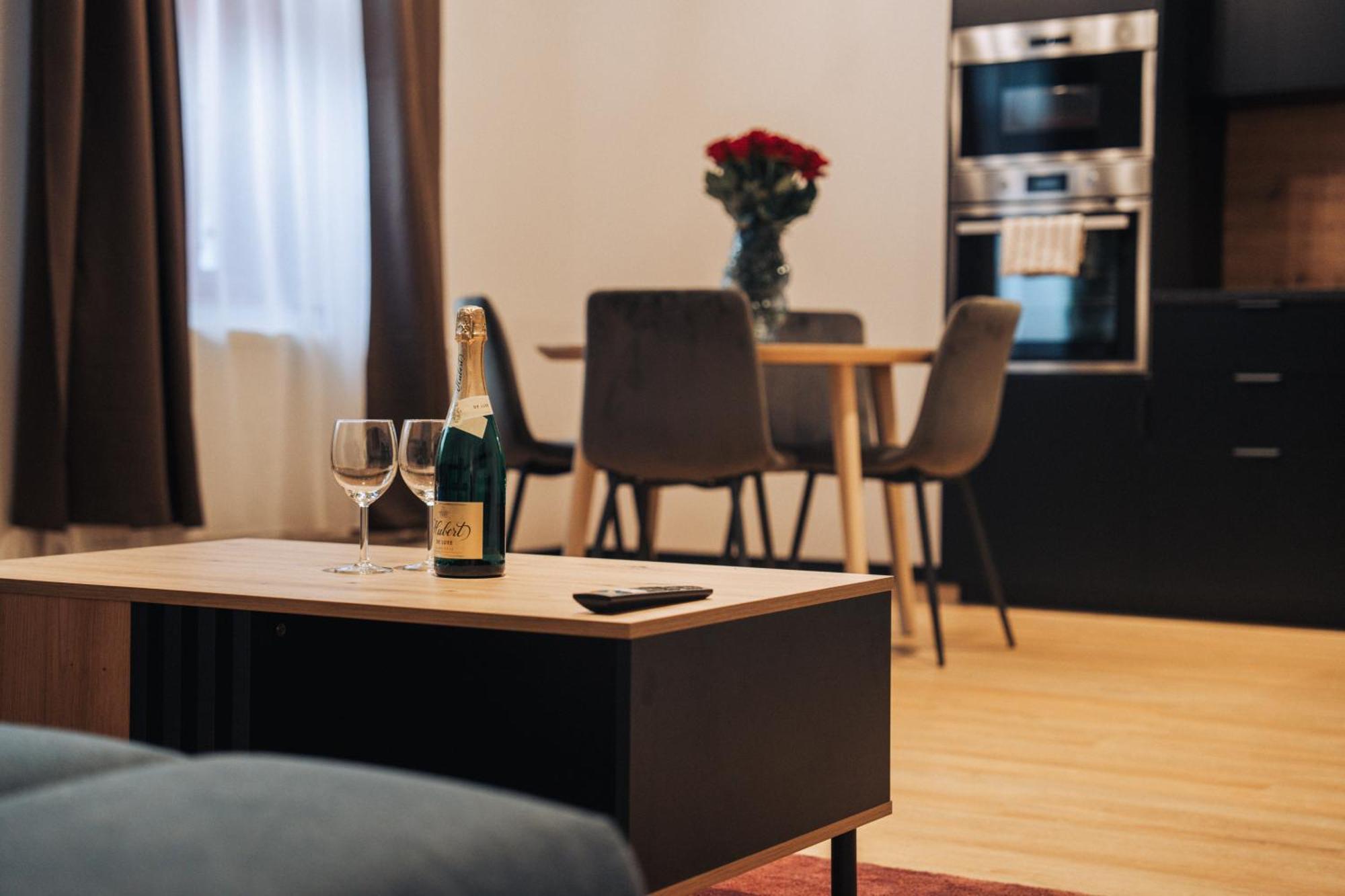 Hviezdoslavova Apartments, Trnava Centre, Parking Available ภายนอก รูปภาพ