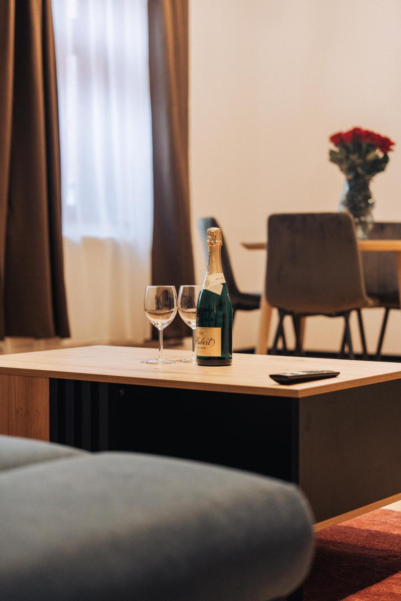 Hviezdoslavova Apartments, Trnava Centre, Parking Available ภายนอก รูปภาพ